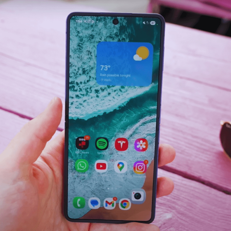 Samsung Galaxy Z Flip7 display unfolded – large main screen and enhanced FlexWindow cover display 2025