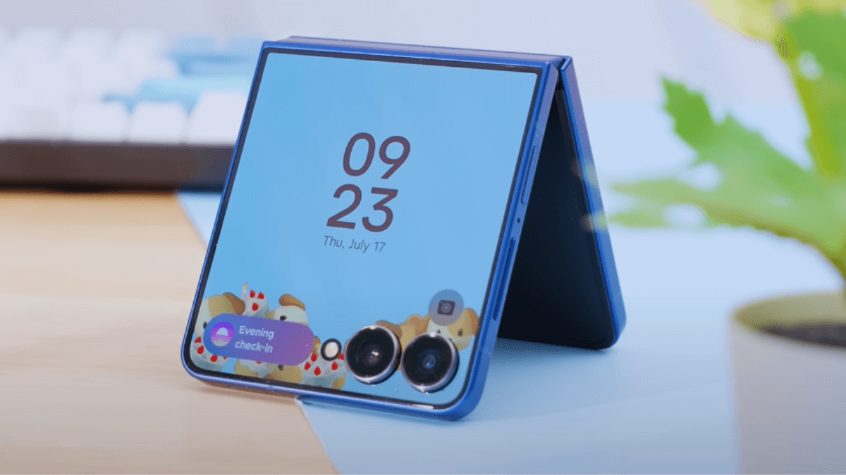 Samsung Galaxy Z Flip7 foldable smartphone – sleek design, FlexWindow display, and dual cameras in 2025