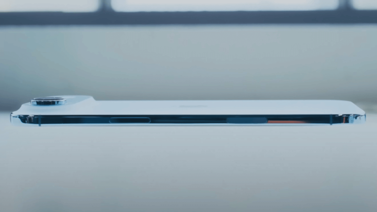 iPhone Air Review – showcasing the world’s thinnest iPhone at just 5.6 mm with a titanium frame.