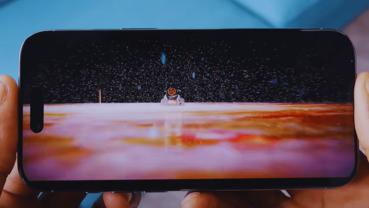 iPhone Air Review – Super Retina XDR display with ultra-bright and vivid colors.