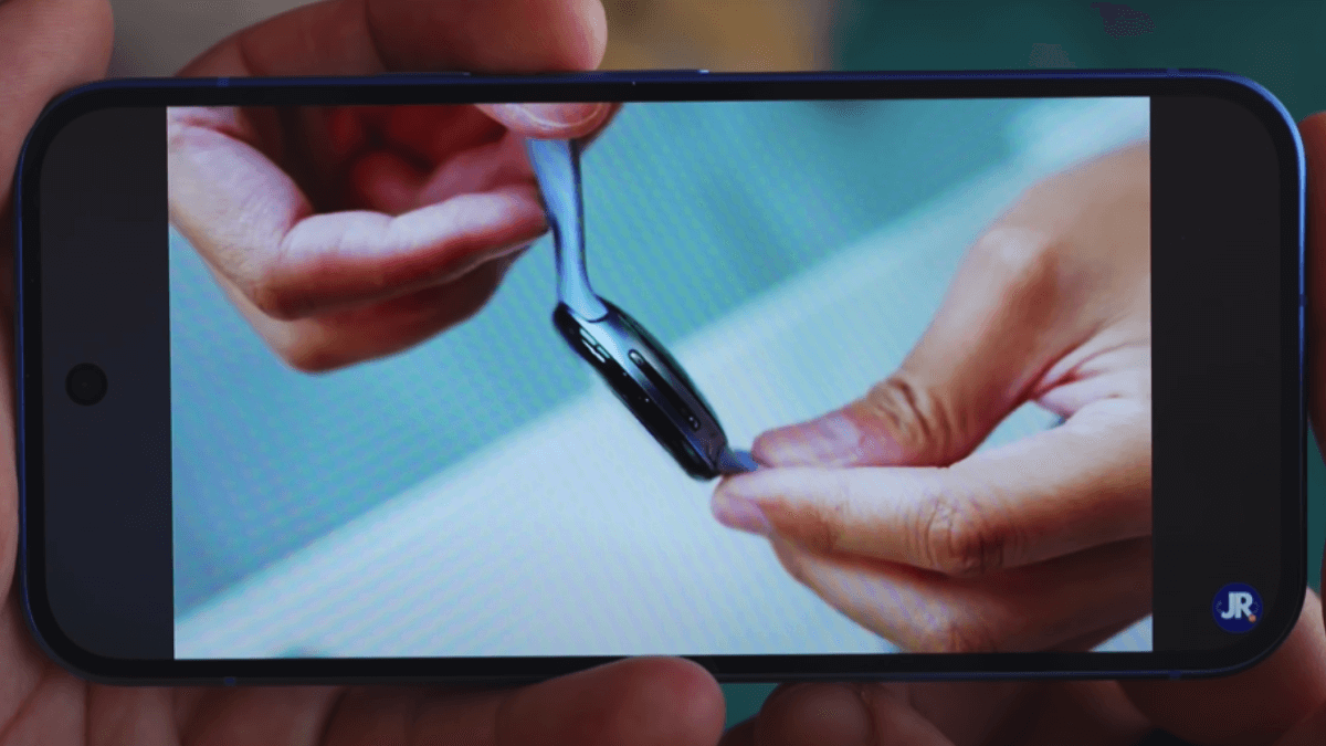 Google Pixel 10 Series Review: 6.3-inch OLED display with 120Hz refresh rate showing vibrant and smooth visuals.