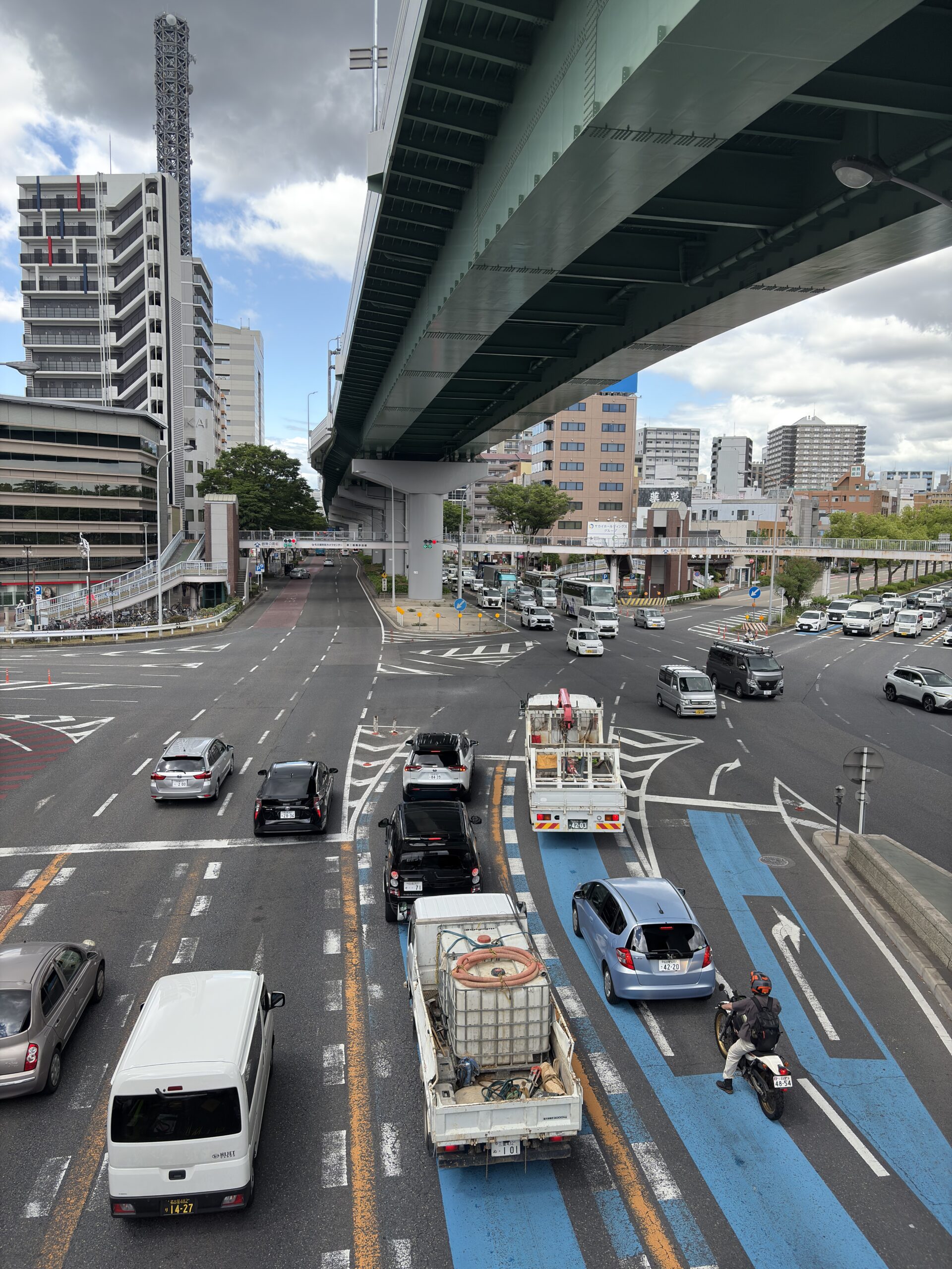 Road and vehicles captured in daylight with the iPhone 16 48MP camera